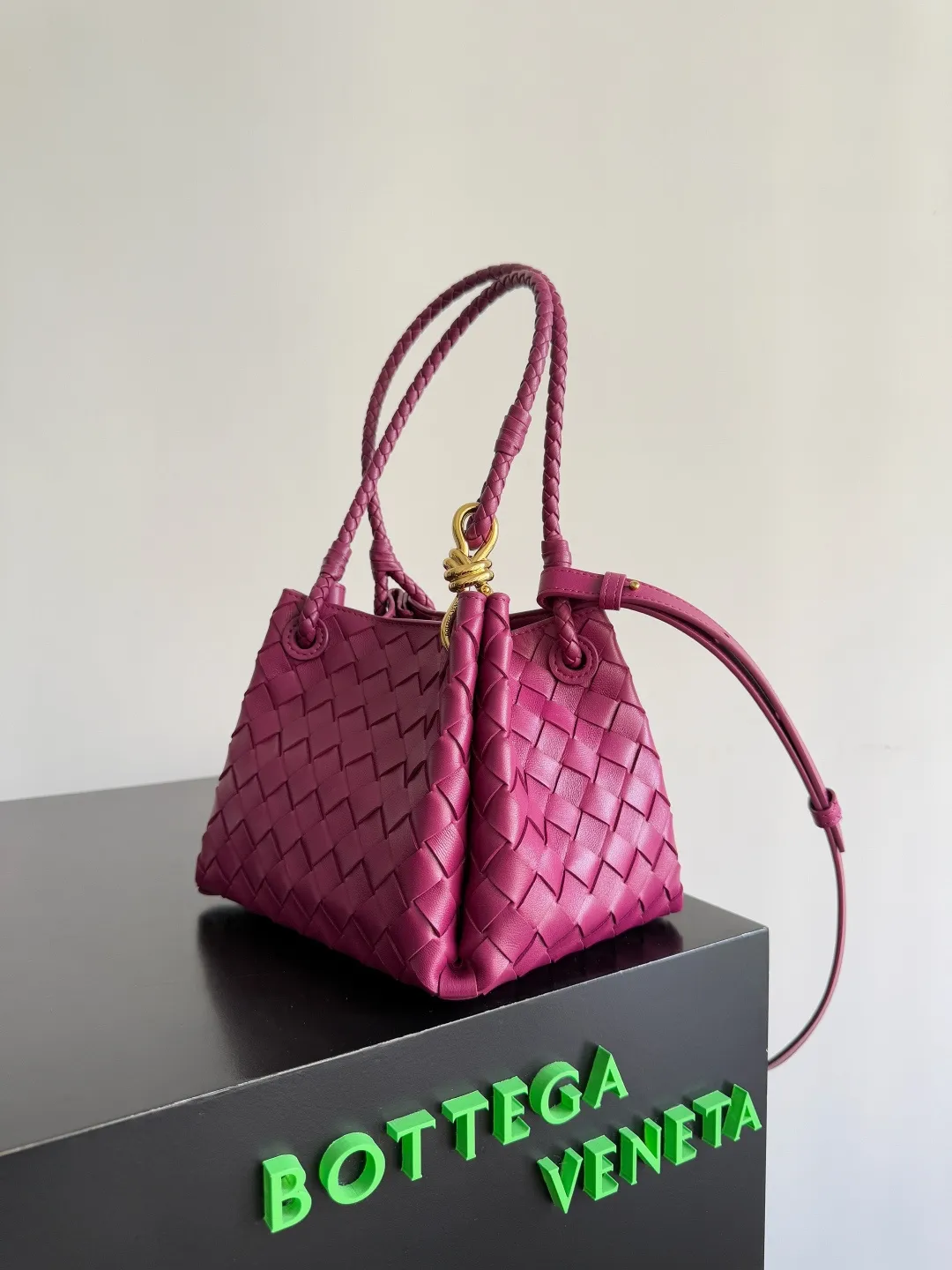 Batch 1760 BV home is new! Andiamo combines the Bottega Veneta archive parachute handbag to inherit retro elements and integrate modern trends. The same style as Shu Qi's in Beijing Night. It is a continuation of the classic bag. It has three functions: hand carry, shoulder and cross-body. It is embellished with metal brass knot buckles. It is small and has an amazing capacity. It can easily hold sunglasses in a box / small bottle of water / powder powder / charger and other daily necessities when going out. The upper body is versatile. Style number: 796569 Size: 21*17*16.5cm